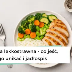 Talerz z kurczakiem, ryżem i warzywami. Idealny posiłek dla osób szukających informacji o diecie lekkostrawnej.