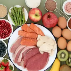 Różnorodne źródła białka i witamin: mięso, ryby, jaja, owoce, warzywa i suplementy. Przykłady aminokwasów egzogennych znajdziesz w tych produktach.
