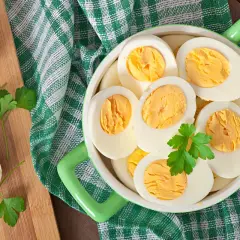 Połówki jajek na twardo, idealne na śniadanie. Niskie jajka kcal, zdrowe i sycące.