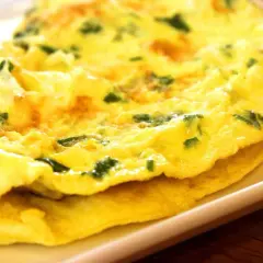Złocisty omlet z ziołami, idealny na śniadanie. Proste i pyszne dieta niskowęglowodanowa przepisy.