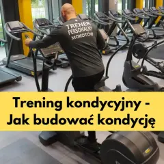 Mężczyzna w koszulce "Trener Personalny Mokotów" ćwiczy na orbitreku. W tle bieżnie i wioślarze, idealne do treningu wytrzymałościowego.