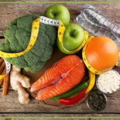Łosoś, brokuły, jabłka, grejpfrut, imbir, chili i zielona herbata – składniki, które pomogą Ci jak przyspieszyć metabolizm. Miarka krawiecka symbolizuje cel.