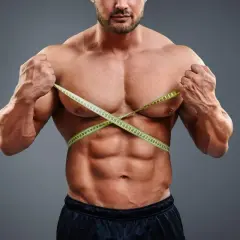 Mięśniak mierzy obwód klatki piersiowej. Zastanawia się, ile kreatyny na 90 kg będzie optymalne.