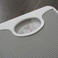 Waga łazienkowa pokazuje 110 kg. Zastanawiasz się, dlaczego waga nie spada? Może czas na zmiany w diecie i aktywności?