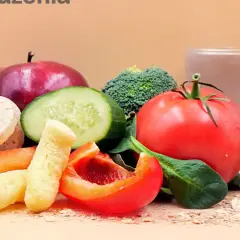 Zdrowe przekąski: jabłko, ogórek, pomidor, brokuł, marchewka, papryka, płatki owsiane, ciecierzyca i wafle ryżowe – idealne produkty niskokaloryczne.