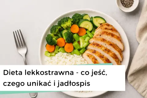 Talerz z kurczakiem, ryżem i warzywami. Idealny posiłek dla osób szukających informacji o diecie lekkostrawnej.