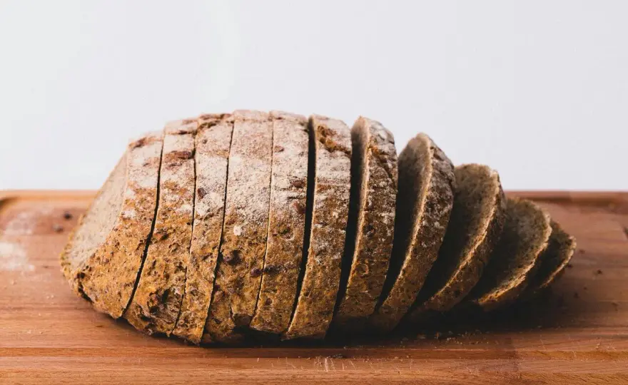 Ile kalorii ma chleb? Prawda o pieczywie - redukcja i masa