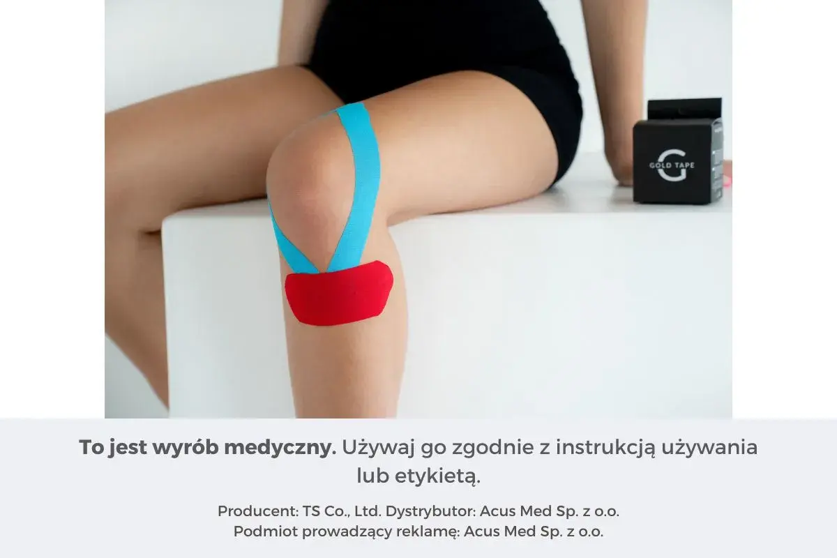 Osoba z plastrem na kolanie, wspierającym przy chondromalacji rzepki. Obok pudełko z taśmą.
