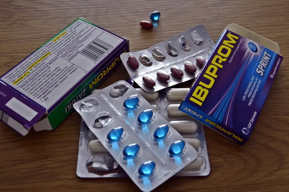 Opakowania i blistry z lekami, w tym z ibuprofenem, który jest jednym z niesteroidowych leków przeciwzapalnych.