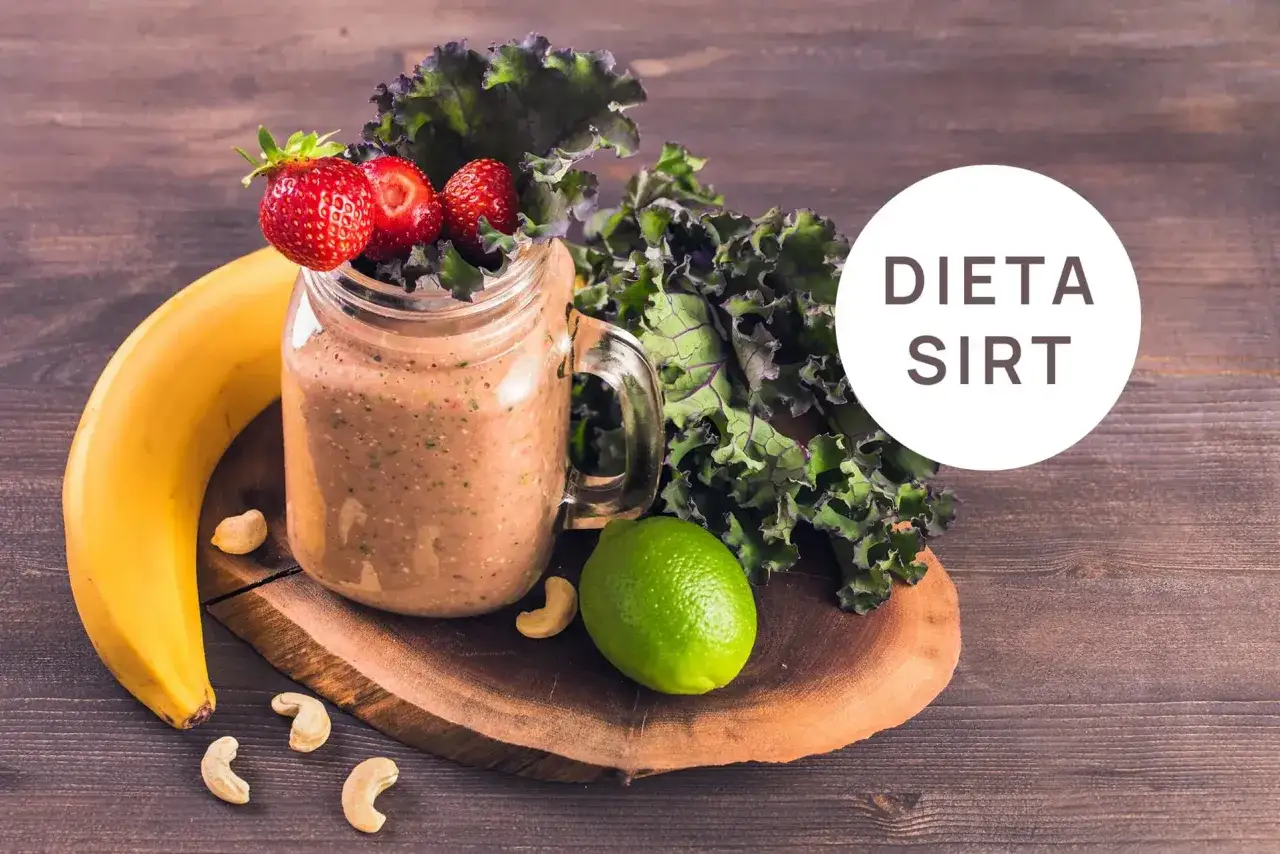 Koktajl z truskawek, banana i jarmużu na desce z orzechami i limonką. Idealny na dieta sirtfood.