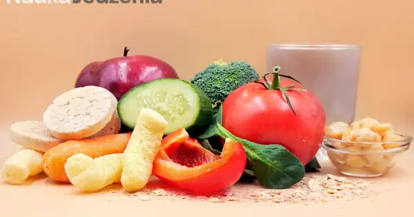 Zdrowe przekąski: jabłko, ogórek, pomidor, brokuł, marchewka, papryka, płatki owsiane, ciecierzyca i wafle ryżowe – idealne produkty niskokaloryczne.